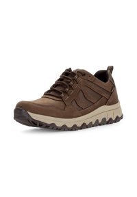 Chaussure de sport en daim marron et mesh avec une semelle rembourrée, un bout rond et un motif de grip prononcé. Comprend des lacets et une poignée arrière.