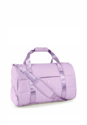 Lavendelfarbene Duffel-Tasche mit gepolstertem Schultergurt, zwei Griffen und seitlicher Reißverschlusstasche, gezeigt vor weißem Hintergrund.