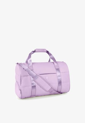 Sac polochon lavande avec bandoulière rembourrée, deux poignées et poche latérale zippée, présenté sur fond blanc.