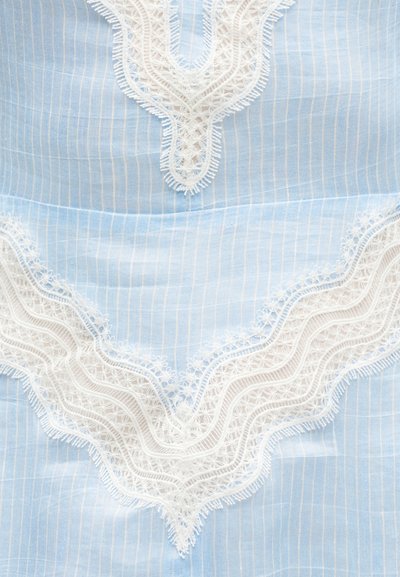 Ανοιχτό μπλε ύφασμα με λεπτές λευκές κάθετες ρίγες και περίτεχνη λευκή δαντέλα κεντημένη κατά μήκος του κέντρου και των άκρων.