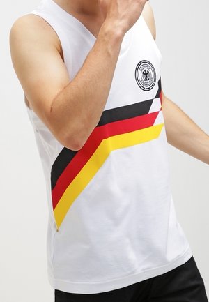 Weißes Tanktop mit horizontalen Streifen in Rot, Schwarz und Gelb. Beinhaltet ein rundes Logo auf der Vorderseite im oberen Brustbereich.