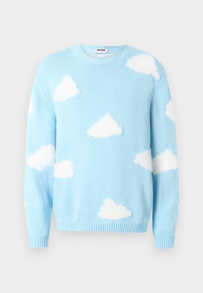 Ανοιχτό μπλε πλεκτό πουλόβερ με λευκά αφράτα σχέδια σύννεφων διασκορπισμένα στο σώμα και τα μανίκια, στρογγυλή λαιμόκοψη και ριμπ μανσέτες.