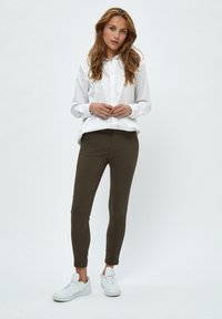 Minus MICARMA PANTS 7/8 - Chino kalhoty - slate brown