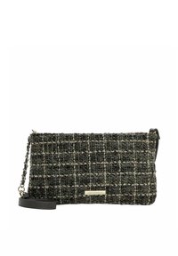 Borsa a clutch rettangolare in tessuto intrecciato nero e grigio con trama. Presenta una tracolla a catena argentata e una piccola etichetta del marchio dorata.