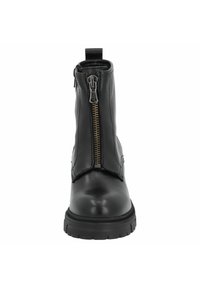 Botín negro de cuero con cremallera frontal, punta redonda y suela de goma texturizada. Presenta un acabado suave y una lengüeta para facilitar su puesta.