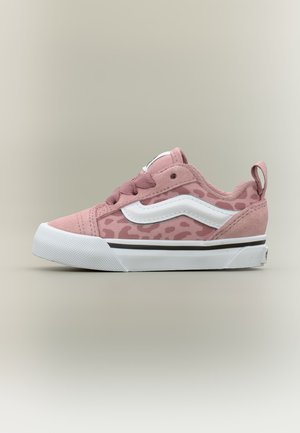 Kinder-Sneaker in niedrigem Schnitt, rosa mit Leopardenmuster, weißem Seitenstreifen, Schnürung vorne und weißer Gummisohle mit schwarzem Rand.