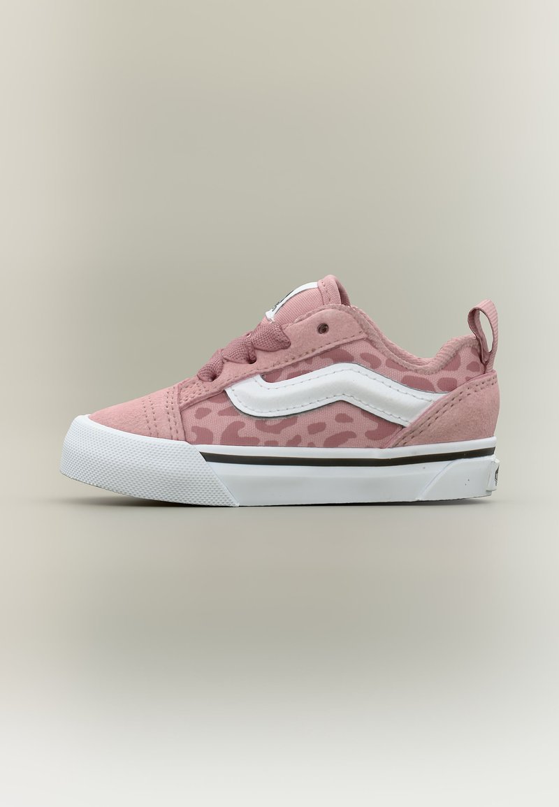 Laste madala lõikega spordijalats roosas, millel on leopardimustriga, valge külgtriip, paeltega eesmine kinnitus ning valge kummist välistall musta servaga.