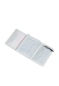 Portafoglio grigio chiaro, aperto, con più scomparti, tra cui una tasca con zip, slot per carte e uno slot trasparente per l'ID. Texture liscia.