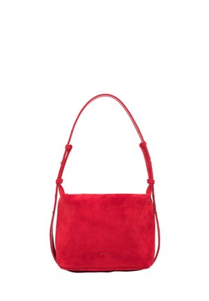 Rote Wildleder-Schultertasche mit verstellbarem Riemen und rechteckiger Form auf weißem Hintergrund.