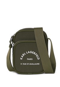 Borsa a tracolla verde oliva con finitura texturizzata, caratterizzata da testo del logo bianco, chiusura con zip e tracolla regolabile. Design compatto.