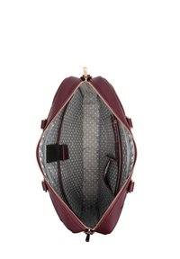 Burgunderfarbene Lederhandtasche mit einem Reißverschluss, ausgestattet mit einem grauen gepunkteten Innenraum, mehreren Taschen und goldfarbenen Hardware-Akzenten.