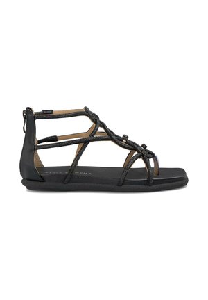Zwarte platte sandalen met een strappy ontwerp, voorzien van gestructureerde banden en een ritssluiting aan de achterkant. Gladde zool met subtiele branding op de binnenzool.