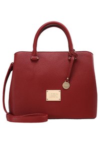 Röd texturerad läderhandväska med dubbla handtag och en justerbar axelrem. Utrustad med en gyllene plåtlogotyp och en dekorativ charm.
