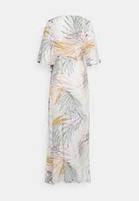 Maxi šaty z lehkého materiálu s pastelovým tropickým listovým potiskem. Mají krátké volné rukávy a přiléhavý pas.