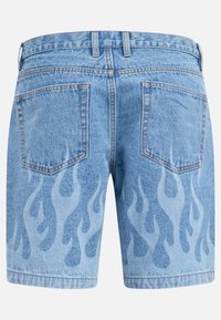 Shorts di jeans blu con due tasche posteriori e motivi a fiamma stampati in azzurro più chiaro lungo la metà inferiore.