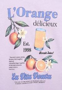 Appelsiner med blader og blomster, et glass appelsinjuice, og fransk tekst som promoterer fersk appelsinjuice og sommerluksus.