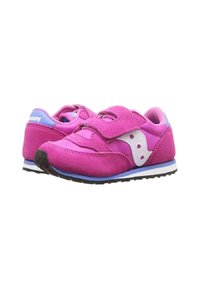 Sneakers in suede rosa con dettagli bianchi, cinturini in Velcro e suola blu e bianca. Punta arrotondata e superficie testurizzata.