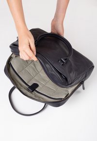 Aunts & Uncles MRS. QUINCE PIE - Aktetas - night sky