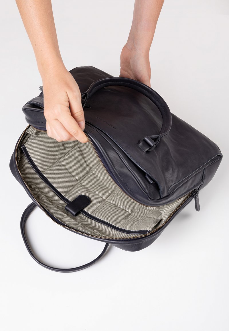 Aunts & Uncles MRS. QUINCE PIE - Aktetas - night sky