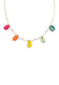 Kleurrijke schelp hanger ketting met een strijk van witte kralen, featuring roze, oranje, gele, groene en teal schelp charme. Gouden accenten inbegrepen.