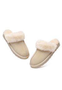 Beige Wildlederschlappen mit einem flauschigen cremefarbenen Kunstfellrand, geschlossener Zehenbereich und Gummisohle. Verfügt über ein gesticktes Design entlang der Zehen.