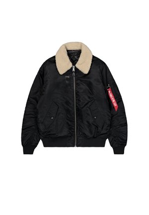 Chaqueta bomber negra con un cuello de borrego beige, cremallera frontal y dos bolsillos laterales. Presenta una etiqueta roja en la manga izquierda.