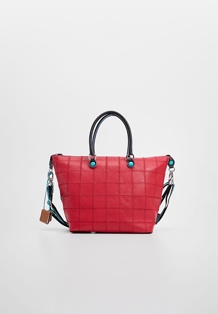 Bolso tote texturizado rojo con un patrón de cuadrícula, asas negras y detalles turquesa. Incluye una correa desmontable y una pequeña etiqueta adjunta.