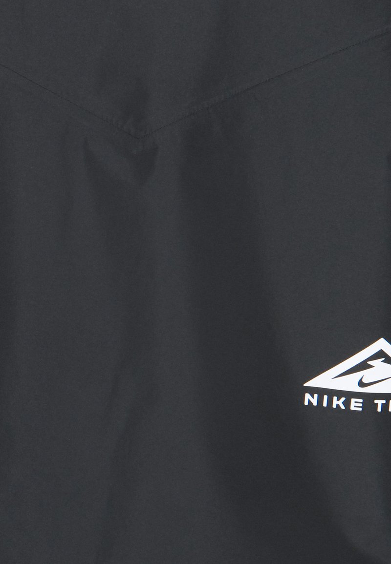 Damen Sportbekleidung | Nike Performance TRAIL GORE TEX Laufjacke black/dk smoke grey/black/white/schwarz - QU73561 Damen Sportbekleidung | Nike Performance TRAIL GORE TEX Laufjacke black/dk smoke grey/black/white/schwarz - QU73561