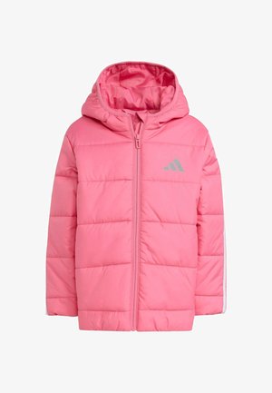 Giacca imbottita rosa con cappuccio, caratterizzata da una zip completa e dal logo Adidas in grigio chiaro sul lato sinistro del petto. Tessuto liscio e design cucito.
