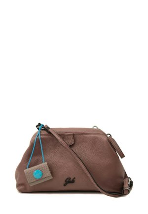 Borsa a mano in pelle marrone con finitura strutturata, dotata di tracolla removibile, chiusura con cerniera e una piccola targhetta con accento blu.