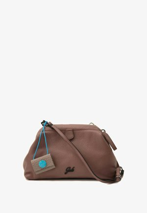 Borsa a mano in pelle marrone con finitura strutturata, dotata di tracolla removibile, chiusura con cerniera e una piccola targhetta con accento blu.