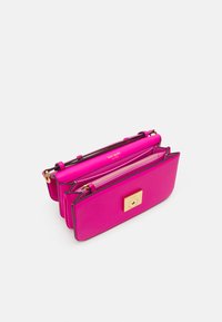 Borsa a mano in pelle fucsia con finitura liscia, hardware dorato e scomparti con zip. Caratterizzata da una chiusura quadrata e dettagli neri.