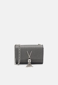 Borsa a tracolla grigia metallizzata con catena. Presenta una chiusura a forma di V e un dettaglio con frangia in catena argentata. Texture liscia e forma rettangolare.