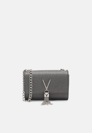 Bolso metálico gris con una correa de cadena. Presenta un cierre en forma de V y un detalle de borlas de cadena plateada. Textura suave y forma rectangular.