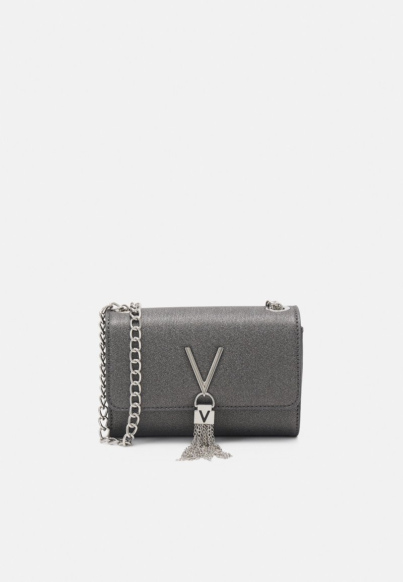 Borsa a tracolla grigia metallizzata con catena. Presenta una chiusura a forma di V e un dettaglio con frangia in catena argentata. Texture liscia e forma rettangolare.
