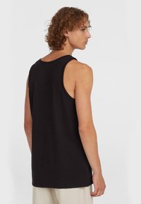 Sort tanktop med en afslappet pasform, brede ærmehuller og en rund halsudskæring. Blødt, let materiale med en glat overflade.