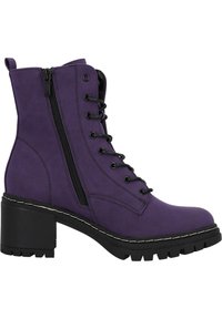 Stivali alla caviglia viola con una finitura testurizzata, caratterizzati da lacci e una cerniera laterale. Il tacco spesso nero e la suola con battistrada completano il design.