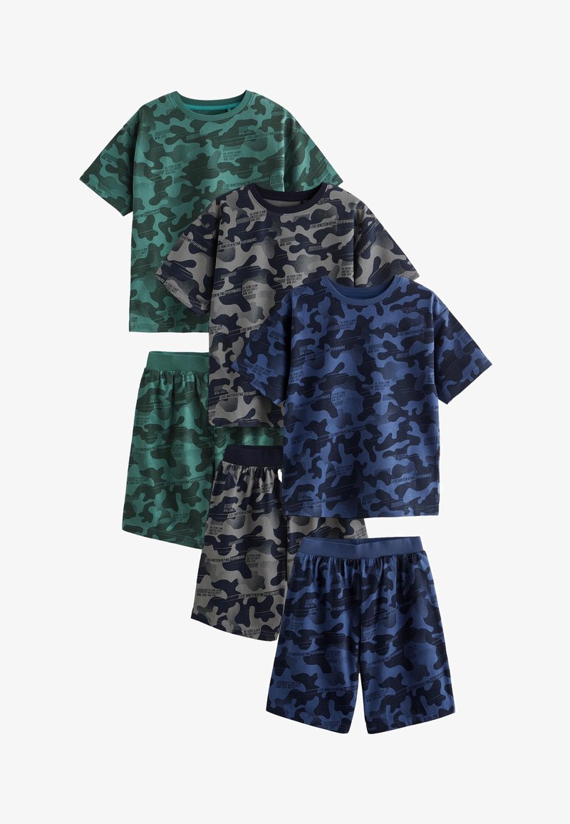 Trois ensembles de t-shirts à manches courtes camouflage pour enfants et shorts assortis en tons verts, gris et bleus.