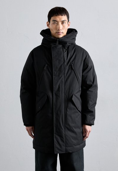 Schwarze gepolsterte Parkajacke mit hochgeschlossenem Kragen, mit Reißverschlüssen versehenen Taschen und einer enganliegenden Kapuze. Sie zeichnet sich durch eine glatte Textur und einen geraden Schnitt aus.