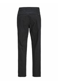 Pantalones de algodón negros con un diseño de pierna recta, que cuentan con dos bolsillos traseros y una textura suave. Sin patrones ni acentos visibles.