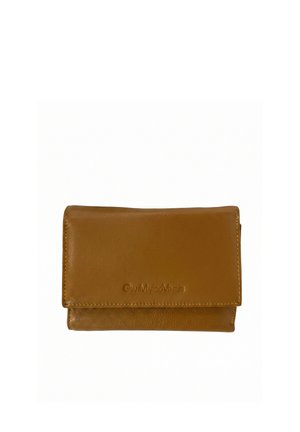 Portafoglio in pelle marrone con bordi cuciti e logo "Gian Marco Venturi" impresso sulla patta anteriore, chiuso e appiattito su sfondo bianco.