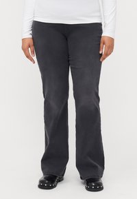 ONLY Carmakoma CARROYAL MID WAIST FLARED - Flared Jeans - washed black