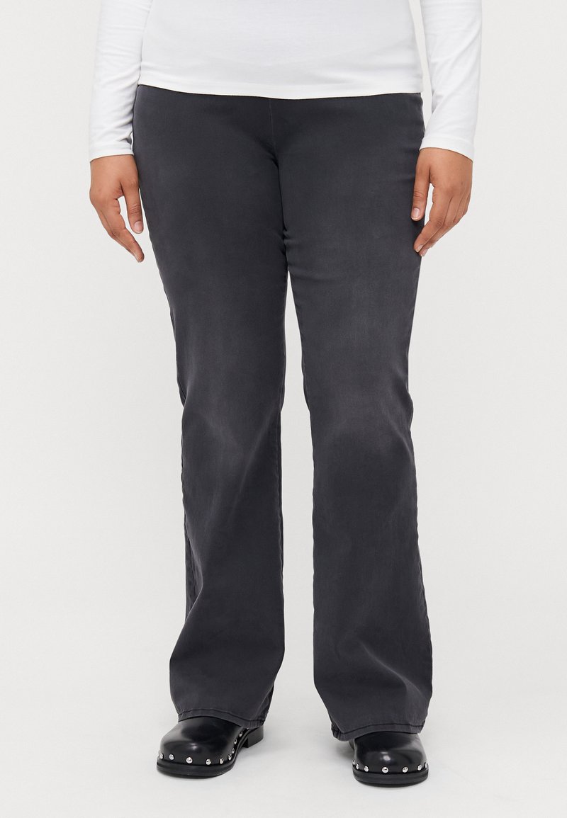 ONLY Carmakoma CARROYAL MID WAIST FLARED - Flared Jeans - washed black