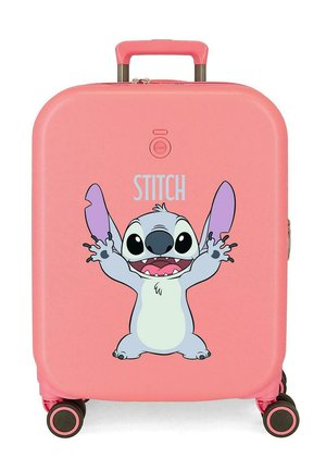 Maleta rígida rosa con cuatro ruedas que presenta un personaje de dibujos animados Stitch con los brazos levantados y la palabra "STITCH" arriba.