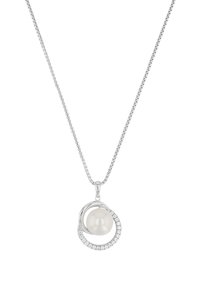 Collar de cadena de plata con un colgante circular que presenta una perla blanca central y una banda circundante de pequeñas gemas transparentes.
