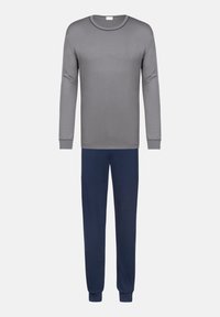 Grijze langemouwtop met een ronde halslijn en marineblauwe sweatpants met opgerolde enkels, beide gemaakt van zachte, gladde stof.