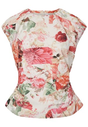 Bluse med blomsterprint med rosa, røde og grønne blomster på hvit bakgrunn, med rund hals og korte ermer.