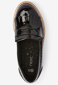 Svarta lackläders loafers med fransdesign framtill, rund tå och en kontrasterande tan syntetsula med dekorativ sömnad.