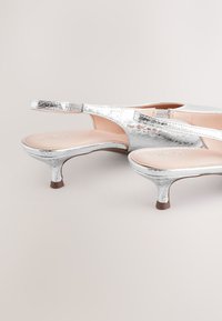 Next STANDARD/WIDE FIT - FOREVER COMFORT POINT TOE LOW KITTEN  - Escarpins - metallic grey