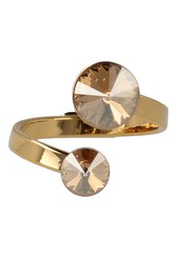 Gouden ring met twee heldere, ronde kristallen van verschillende maten, met een gedraaid bandontwerp en een gladde afwerking.